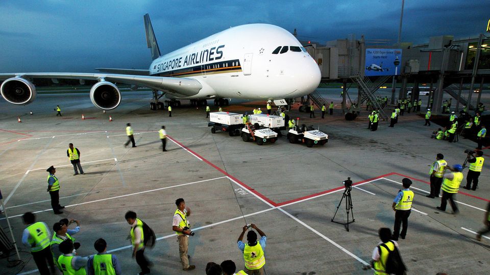 Follow Me: Als erste Fluggesellschaft wurde ein Airbus A380 an Singapore Airline ausgeliefert. Ende Oktober 2007 fand der Premierenflug auf der Strecke Singapur-Sydney statt. Alle Tickets für den Erstflug wurden im Internet für Wohltätigkeitszwecke versteigert. Als erste Fluggesellschaft wurde ein Airbus A380 an Singapore Airline ausgeliefert. Ende Oktober 2007 fand der Premierenflug auf der Strecke Singapur-Sydney statt. Alle Tickets für den Erstflug wurden im Internet für Wohltätigkeitszwecke versteigert.