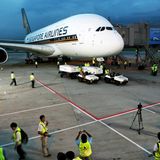 Als erste Fluggesellschaft wurde ein Airbus A380 an Singapore Airline ausgeliefert. Ende Oktober 2007 fand der Premierenflug auf der Strecke Singapur-Sydney statt. Alle Tickets für den Erstflug wurden im Internet für Wohltätigkeitszwecke versteigert. 