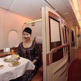 In der First Class, die bei Singapore Airlines im vorderen Teil des Unterdecks untergebracht ist, sitzen die Fluggäste in abgetrennten Suiten. Für den Platz 1A zahlte ein Passagier aus Großbritannien 100.000 US-Dollar.