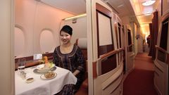 In der First Class, die bei Singapore Airlines im vorderen Teil des Unterdecks untergebracht ist, sitzen die Fluggäste in abgetrennten Suiten. Für den Platz 1A zahlte ein Passagier aus Großbritannien 100.000 US-Dollar.