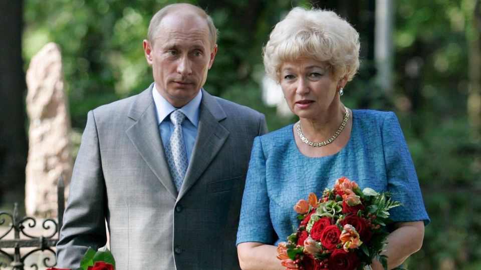 Wladimir Putin besucht mit der Witwe von Anatoli Sobtschak das Grab seines Mentors in Sankt Petersburg