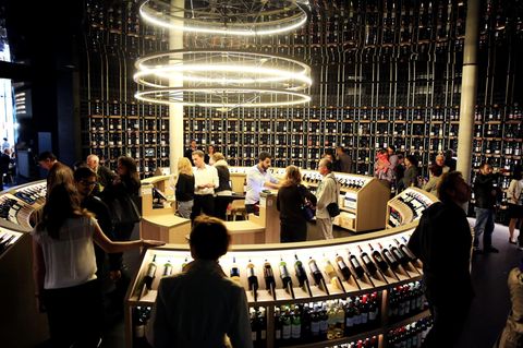 Von Bordeaux-Weinen umkreist: Im Rondell des Weinmuseums Cité du Vin stehen 14.500 Flachen Wein aus der wohl bekanntesten Anbauregion der Welt.