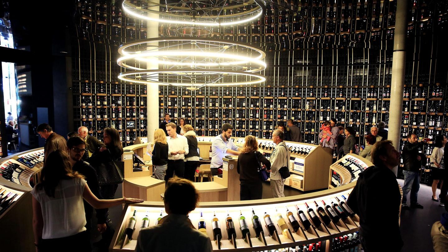 Von Bordeaux-Weinen umkreist: Im Rondell des Weinmuseums Cité du Vin stehen 14.500 Flachen Wein aus der wohl bekanntesten Anbauregion der Welt.