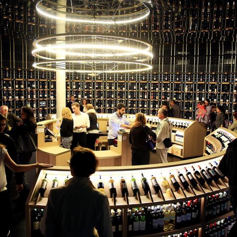 Von Bordeaux-Weinen umkreist: Im Rondell des Weinmuseums Cité du Vin stehen 14.500 Flachen Wein aus der wohl bekanntesten Anbauregion der Welt.