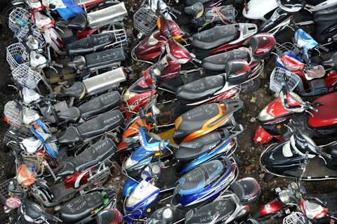 Hau weg, den Scheiß! Aufgrund des katastrophalen Smogs in der chinesischen Metropole Guangzhou, ließ Peking einfach mal alle Motorroller mit Benzinmotor beschlagnahmen und verschrotten. Das Bild zeigt nur einen winzigen Ausschnitt aus dem riesigen Schrottplatz mit zehntausenden Motorrollern. Nach einem Jahr ging die Feinstaubbelastung um 80 Prozent zurück. 