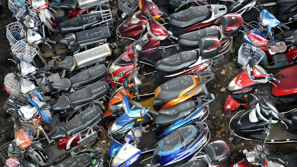 Hau weg, den Scheiß! Aufgrund des katastrophalen Smogs in der chinesischen Metropole Guangzhou, ließ Peking einfach mal alle Motorroller mit Benzinmotor beschlagnahmen und verschrotten. Das Bild zeigt nur einen winzigen Ausschnitt aus dem riesigen Schrottplatz mit zehntausenden Motorrollern. Nach einem Jahr ging die Feinstaubbelastung um 80 Prozent zurück. 