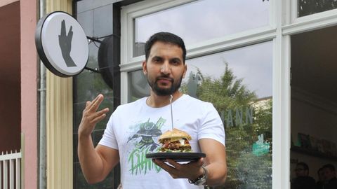 Attila Hildmann vor seinem neuen Restaurant