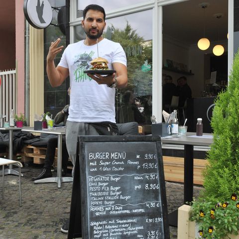 Attila Hildmann vor seinem neuen Restaurant