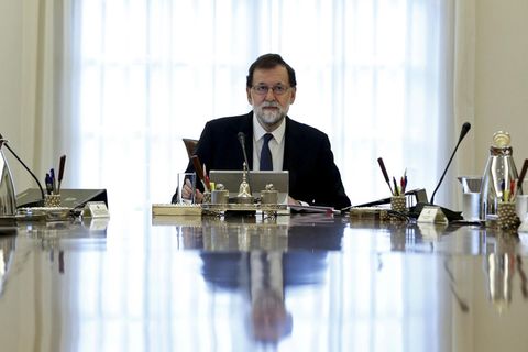 Katalonien-Krise: Mariano Rajoy entmachtet Carles Puigdemont