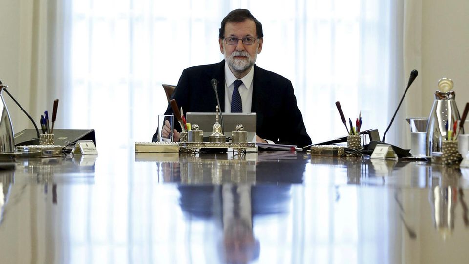 Katalonien-Krise: Mariano Rajoy entmachtet Carles Puigdemont Katalonien-Krise: Mariano Rajoy entmachtet Carles Puigdemont