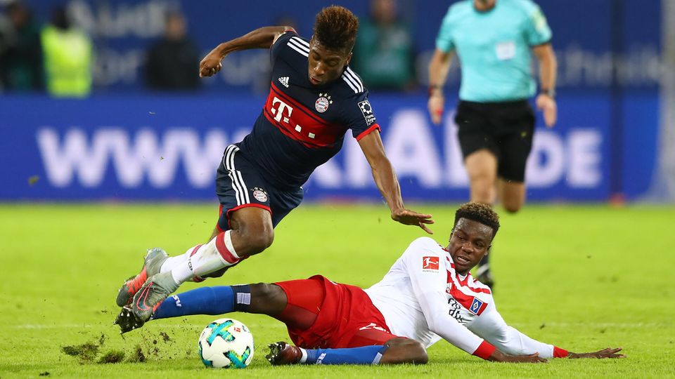 Bundesliga am Samstag: HSV gegen Bayern Gideon Jung foult Kingsley Coman