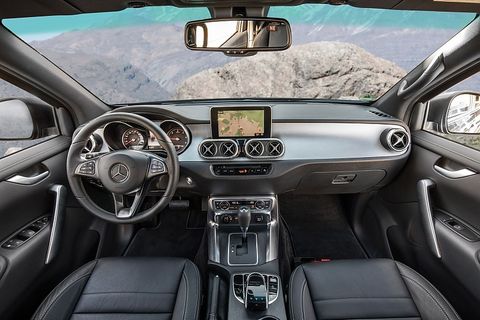 Das Cockpit ist typisch Mercedes