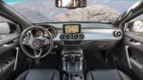 Das Cockpit ist typisch Mercedes