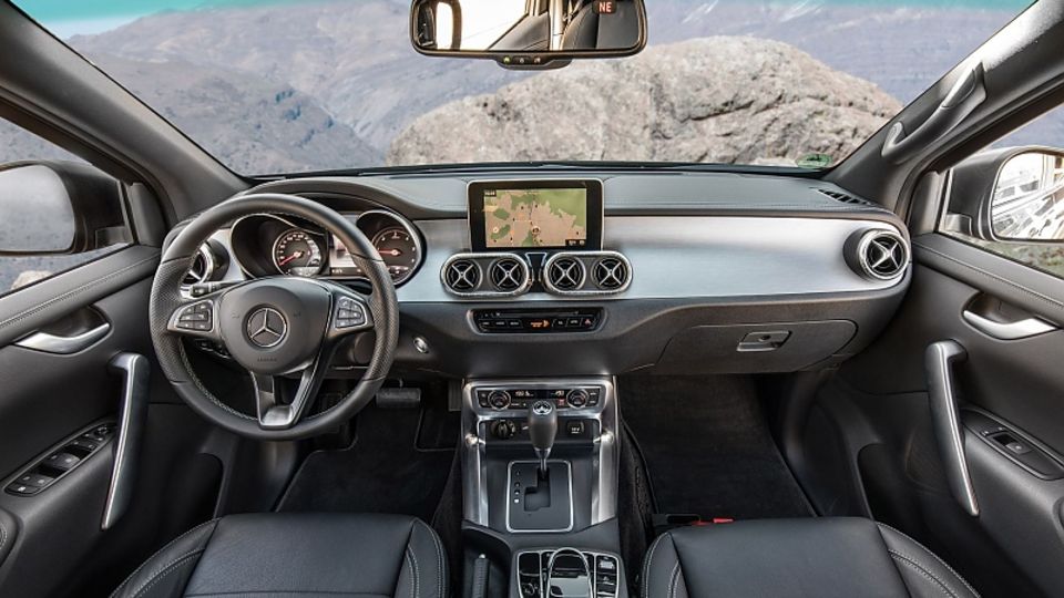 Das Cockpit ist typisch Mercedes