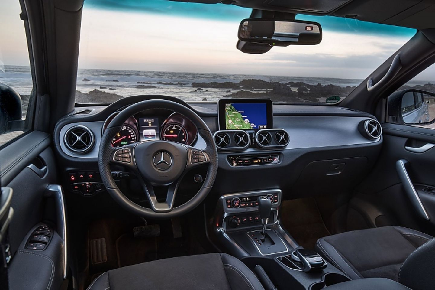 Mercedes hat sich Mühe gegeben, das Cockpit aufzufrischen