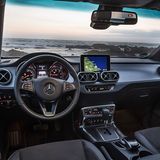 Mercedes hat sich Mühe gegeben, das Cockpit aufzufrischen