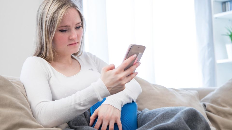 Frauen verwenden bei Lügen in Textnachrichten im Schnitt mehr Wörter. Frauen verwenden bei Lügen in Textnachrichten im Schnitt mehr Wörter.