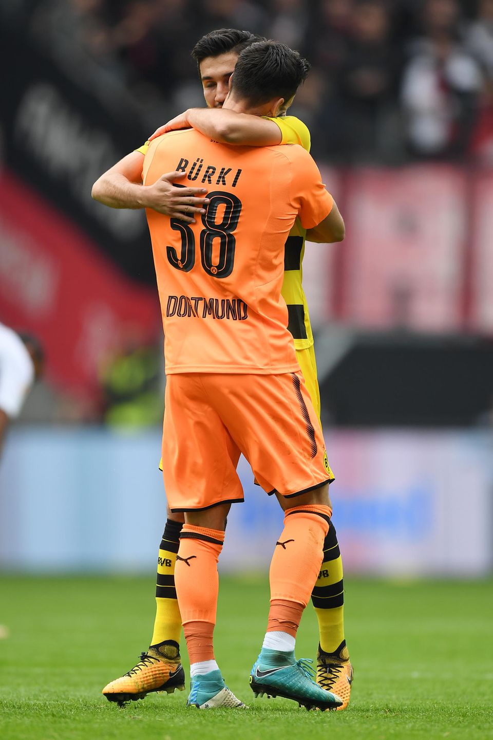 Nuri Sahin umarmt Roman Bürki Nuri Sahin umarmt Roman Bürki