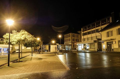 Tatort in der Schweiz: Am Postplatz in Flums hat ein 17-Jähriger mehrere Passanten mit einer Axt angegriffen