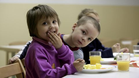 Kinder bekommen in der ARCHE Essen. Die ARCHE gilt als Musterprojekt im Kampf gegen Kinderarmut.