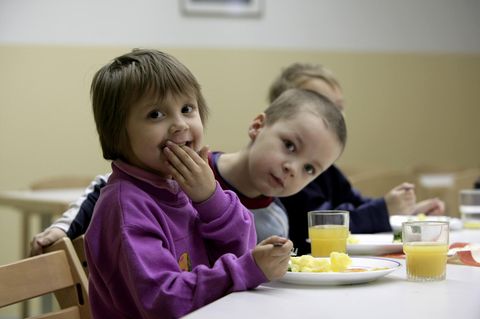 Kinder bekommen in der ARCHE Essen. Die ARCHE gilt als Musterprojekt im Kampf gegen Kinderarmut.