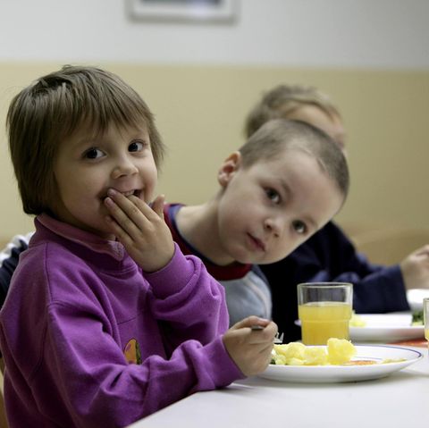 Kinder bekommen in der ARCHE Essen. Die ARCHE gilt als Musterprojekt im Kampf gegen Kinderarmut.