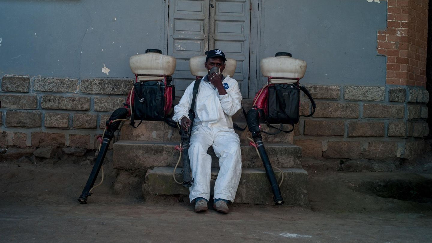 Pest in Madagaskar: Ein Mitarbeiter des Gesundheitsministeriums in Madagaskar sitzt vor einer Schule