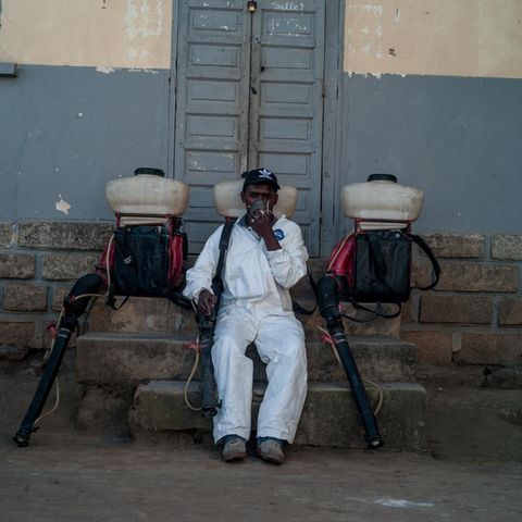 Pest in Madagaskar: Ein Mitarbeiter des Gesundheitsministeriums in Madagaskar sitzt vor einer Schule