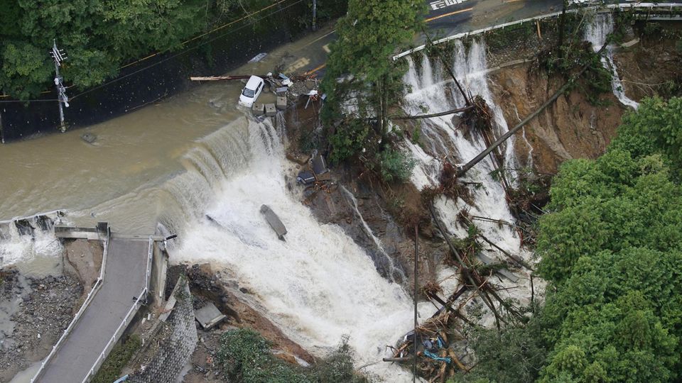 Eine Hubschrauber-Aufnahme zeigt eine Straße in Kishiwada, Japan, die durch den Taifun "Lan" zerstört wurde