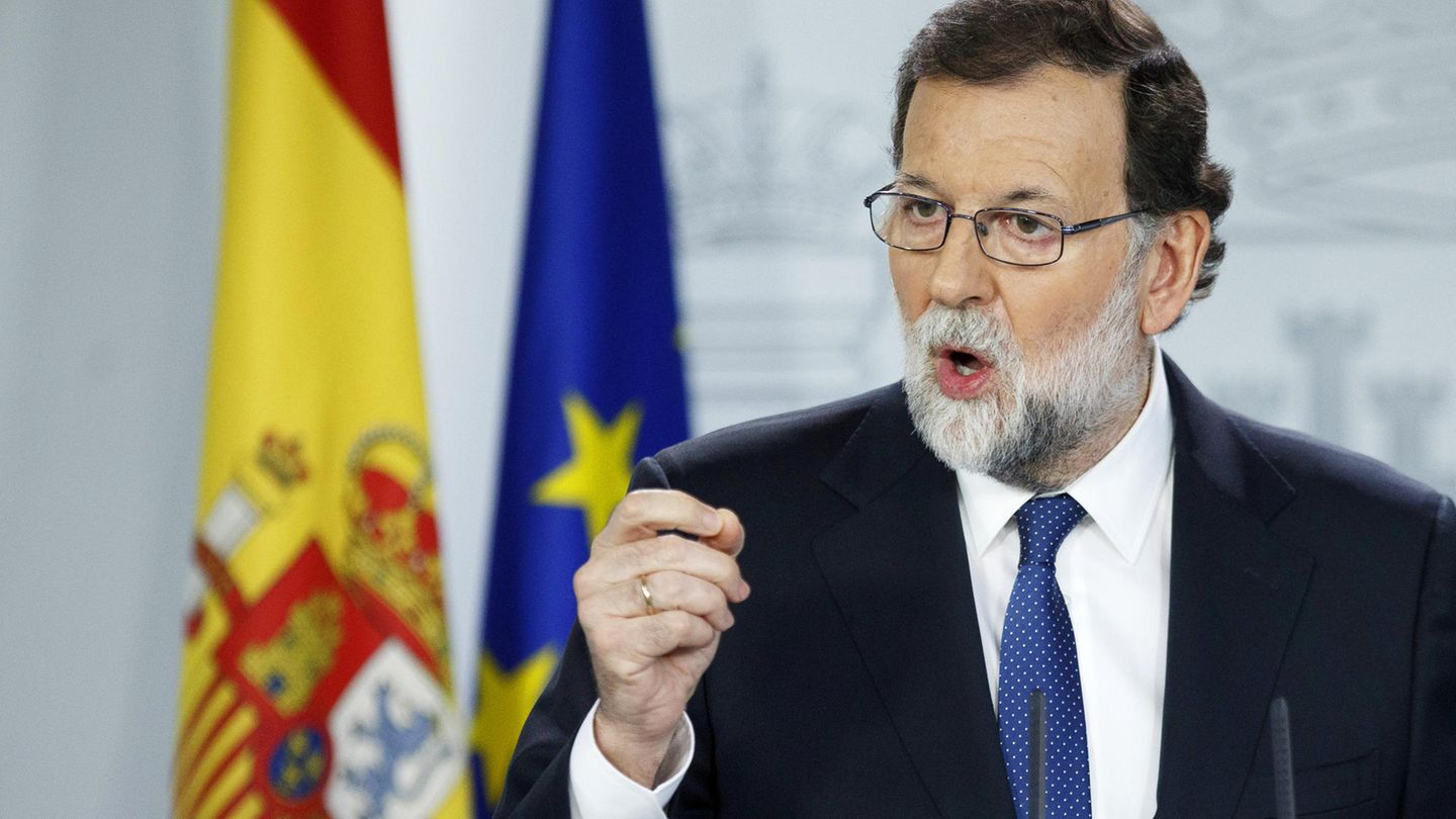 Spaniens Regierungschef Mariano Rajoy spricht auf einer Pressekonferenz über den Konflikt mit Katalonien