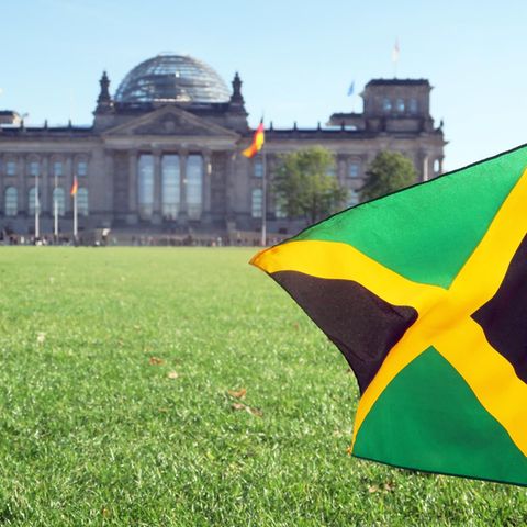 Eine Jamaika-Flagge weht vor dem Deutschen Reichstag in Berlin