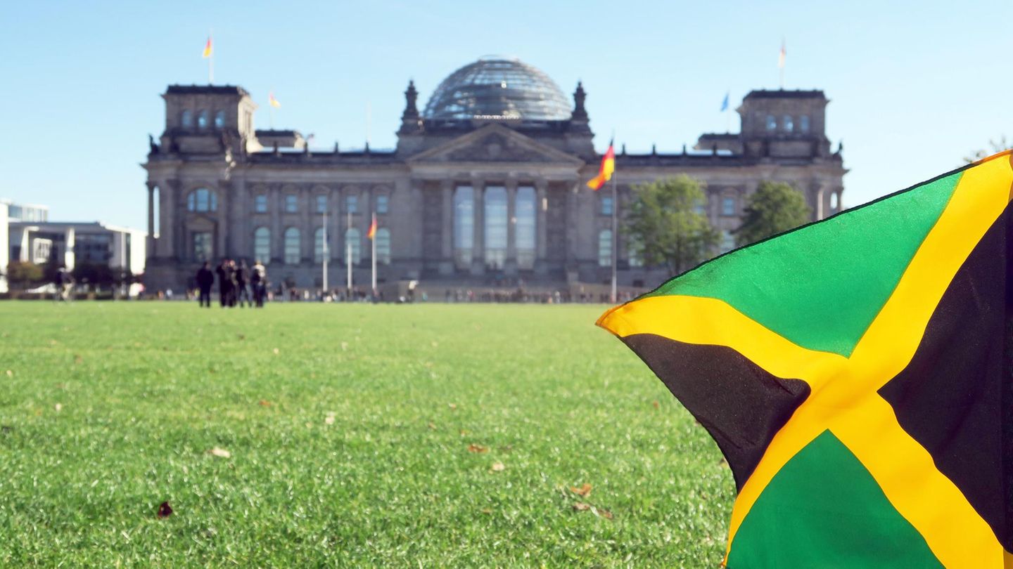 Eine Jamaika-Flagge weht vor dem Deutschen Reichstag in Berlin