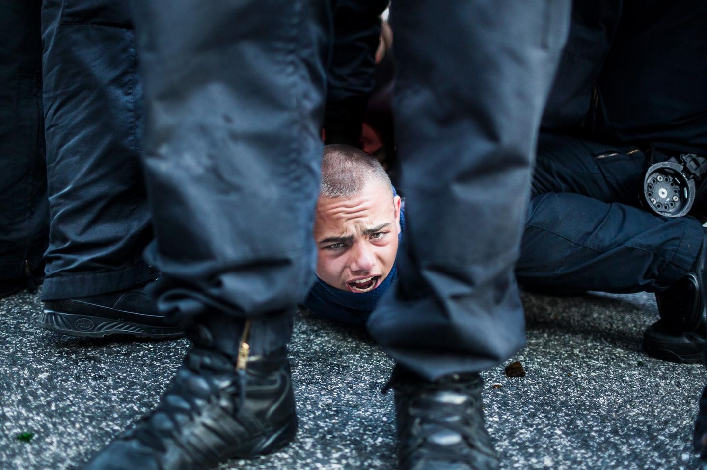 G20 - ein Demonstant des schwarzen Blocks wird festgenommen