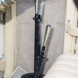 Der Schalthebel befindet sich rechts unter der Kniekehle