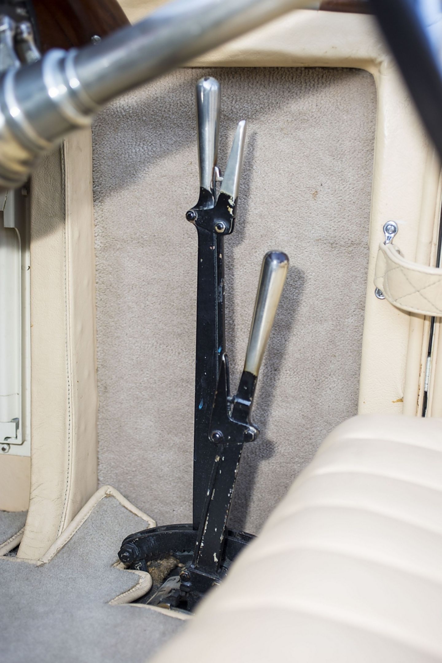 Der Schalthebel befindet sich rechts unter der Kniekehle