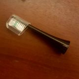 Happybrush wird mit einem praktischen Aufsteckkopf geliefert. Damit ist die Zahnbürste auch für unterwegs bestens geeignet. Auch die lange Akkulaufzeit ist für Reisende ein Plus, so die Gründer. Bis zu drei Wochen soll der Akku halten. Da kann die Oral-B nicht mithalten, laut Hersteller hält der Akku sieben Tage.