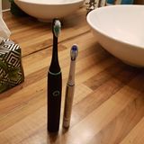 Happybrush gegen Oral-B Pulsonic: Beide Zahnbürsten reinigen mit Schall. Die Oral-B-Bürste verfügt über zwei Modi - schnell und langsam. Happy Brush hat sogar vier: Schnell, langsam, den Polier-Modus und in Intervallen (Massage).