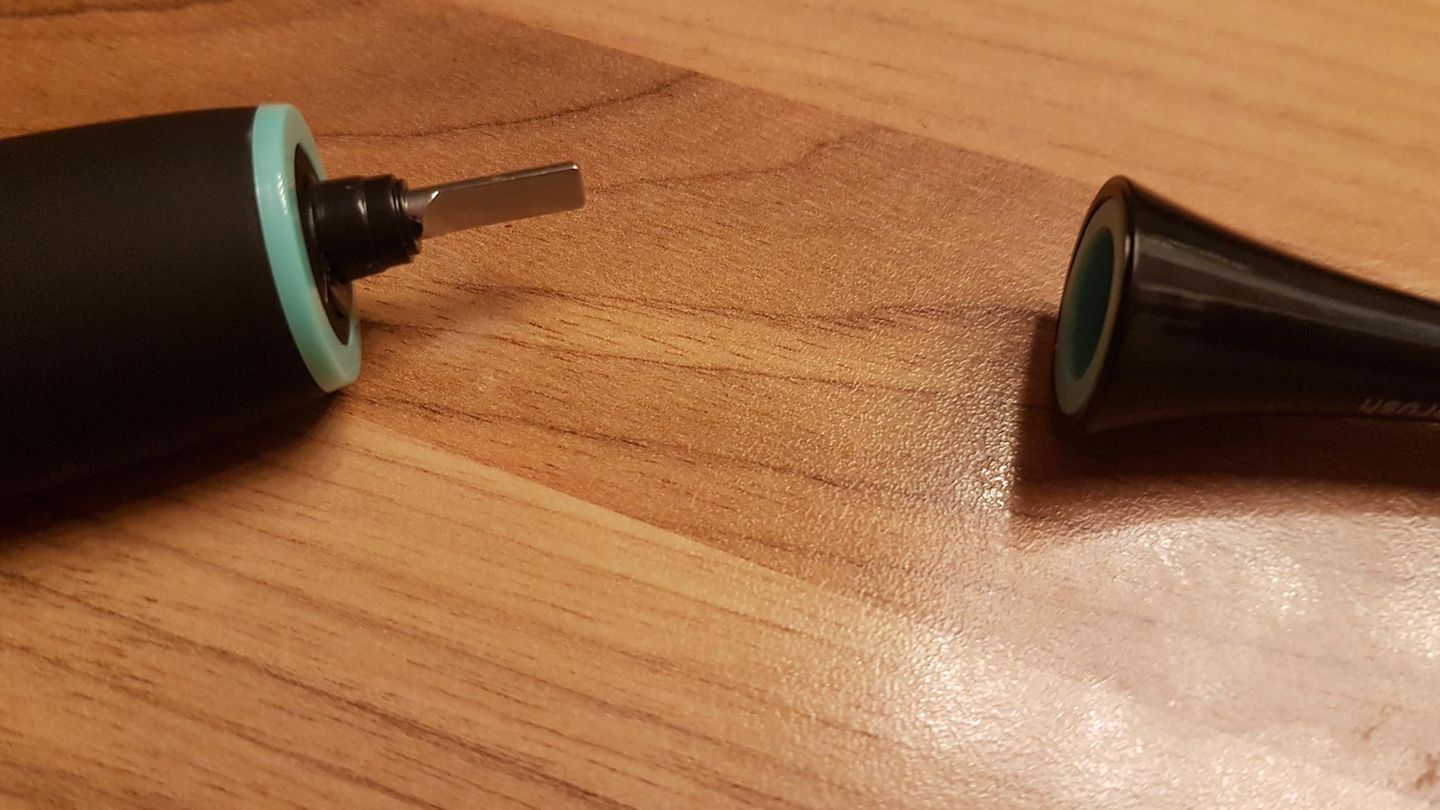 Die Aufsteckbürsten werden auf diesen kleinen Metallstift geschoben. Der Bürstenkopf sitzt schon fest. Doch so ganz überzeugt dieser Mechanismus nicht. Die Bürsten von Oral-B, die über einen langen Stift geschoben werden, rasten dann ein. Das Prinzip scheint den Bürstenkopf noch fester zu halten.