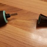 Die Aufsteckbürsten werden auf diesen kleinen Metallstift geschoben. Der Bürstenkopf sitzt schon fest. Doch so ganz überzeugt dieser Mechanismus nicht. Die Bürsten von Oral-B, die über einen langen Stift geschoben werden, rasten dann ein. Das Prinzip scheint den Bürstenkopf noch fester zu halten.