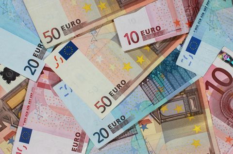 Gestapelte Euro-Scheine - Deutsche schauen zufrieden aufs Bankkonto