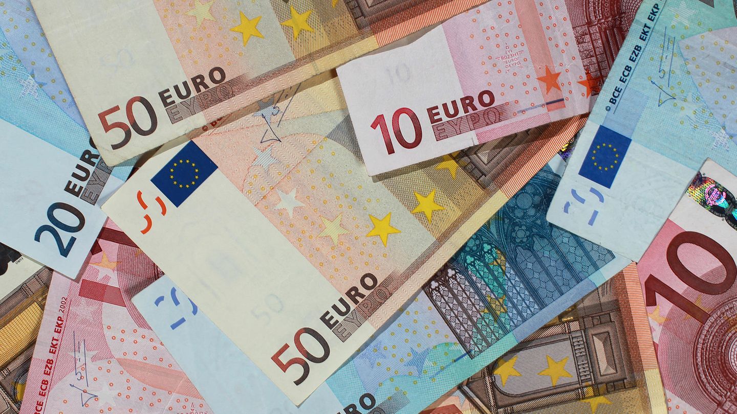 Gestapelte Euro-Scheine - Deutsche schauen zufrieden aufs Bankkonto
