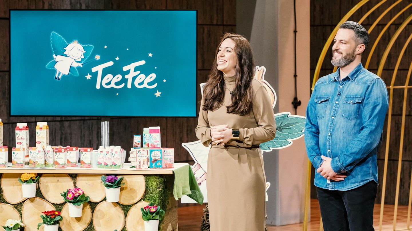 Jill-Evelyn Erlach (links) und Marco Rühl aus Frankfurt präsentieren den mit Stevia gesüßten Tee von "TeeFee". Sie erhoffen sich ein Investment von 1.000.000 Euro für 25 Prozent ihres Unternehmens von den Löwen.