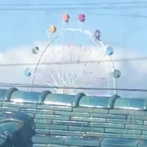 Surreales Schauspiel: Taifun wirbelt Riesenrad-Gondeln durch die Luft