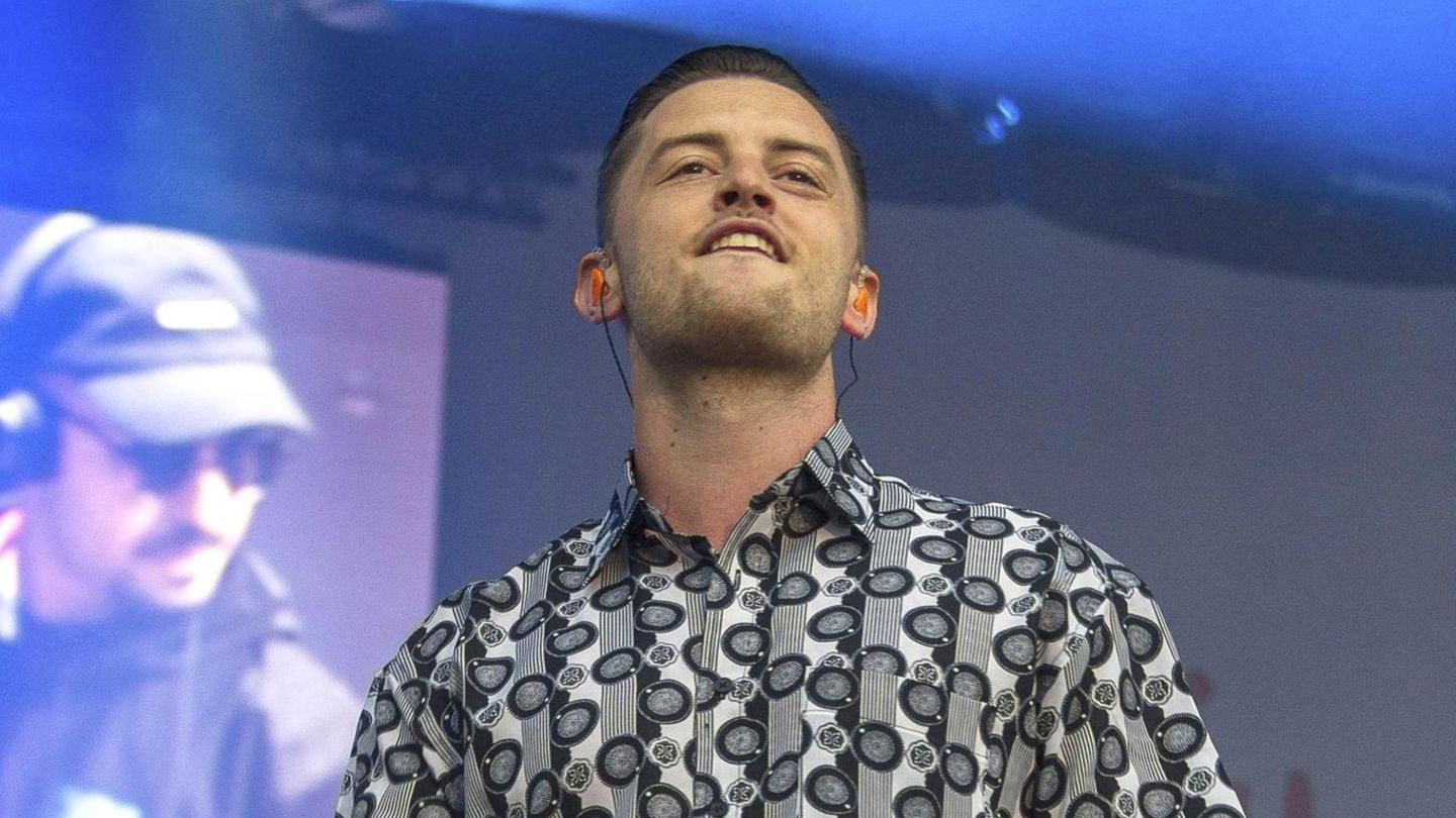 Der Musiker Bausa bei einem Auftritt