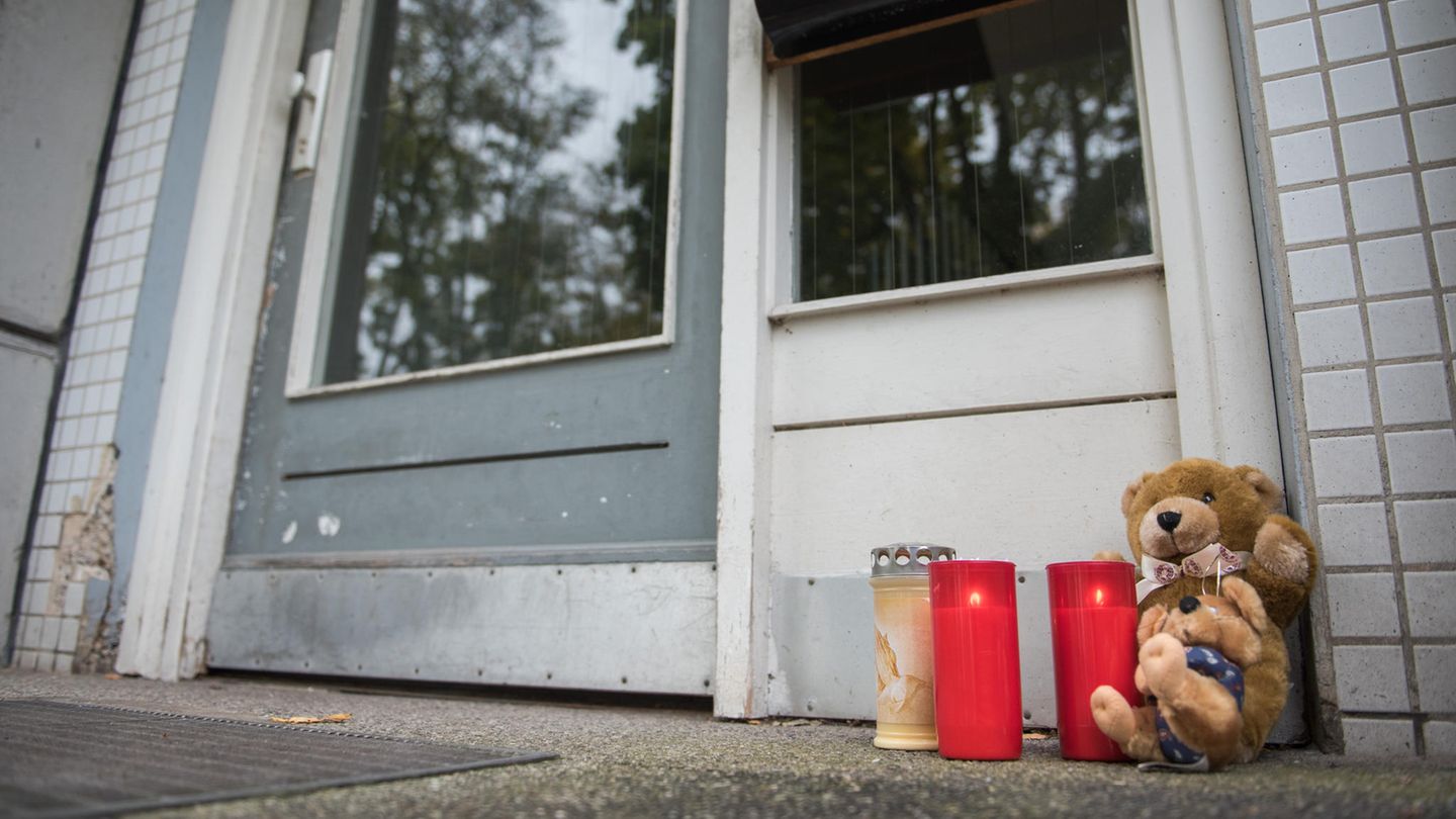 In Hamburg ist ein zweijähriges Mädchen in einem Mehrfamilienhaus tot aufgefunden worden. Der Vater ist auf der Flucht.