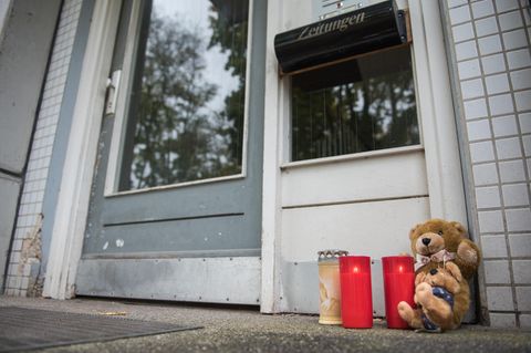 In Hamburg ist ein zweijähriges Mädchen in einem Mehrfamilienhaus tot aufgefunden worden. Der Vater ist auf der Flucht.