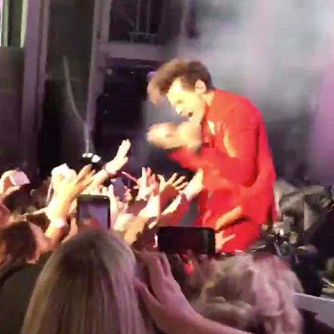 Benefizkonzert: Popsänger Harry Styles wird auf der Bühne sexuell belästigt