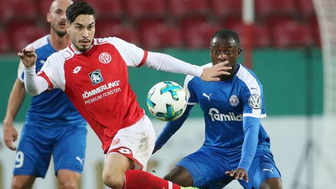 Suat Serdar (l.) und seine Teamkollegen vom FSV Mainz 05 hatten mit Holstein Kiel im DFB-Pokal ziemliche Probleme