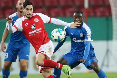 Suat Serdar (l.) und seine Teamkollegen vom FSV Mainz 05 hatten mit Holstein Kiel im DFB-Pokal ziemliche Probleme