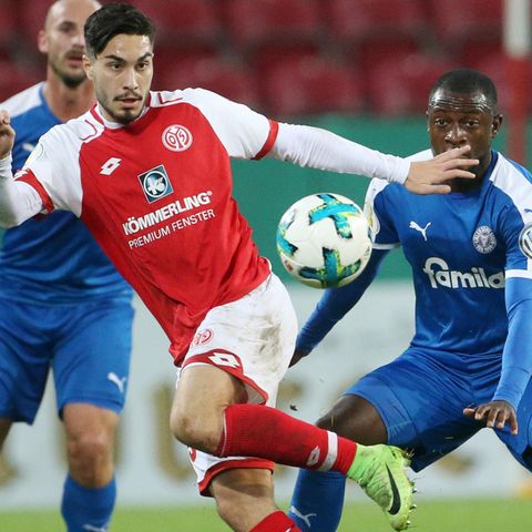 Suat Serdar (l.) und seine Teamkollegen vom FSV Mainz 05 hatten mit Holstein Kiel im DFB-Pokal ziemliche Probleme